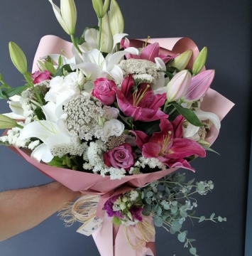 pembe lilyum ve pembe gül 